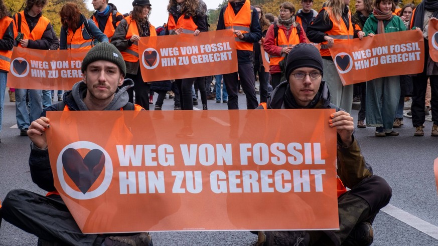 Mit einer Massenbesetzung der Strasse des 17. Juni in Berlin haben Klimaschuetzer am Samstag 28.10.2023 fuer einen Ausstieg aus fossiler Energie demonstriert. An den Protesten an der Siegessaeule nahm ...