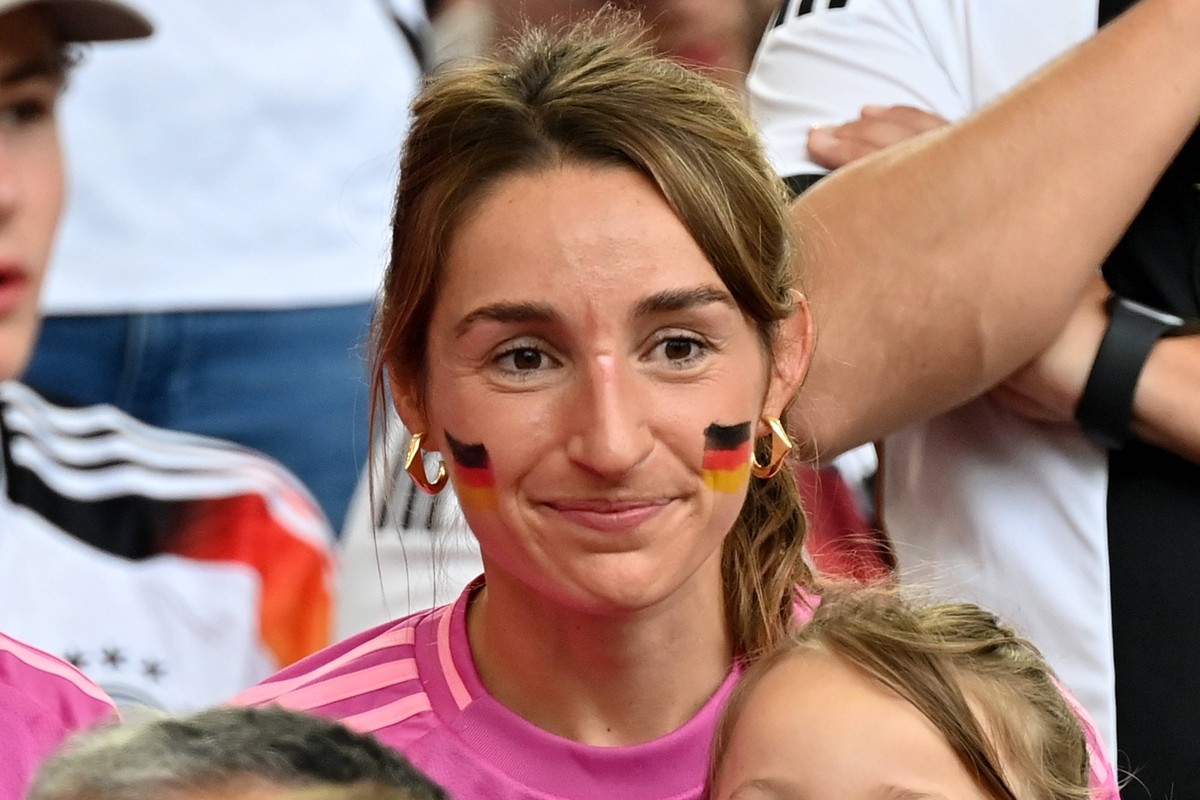 19.06.2024, xjrdrx, Fussball EM 2024, Deutschland - Ungarn emspor, v.l. Lena Wurzenberger Freundin von Trainer Julian Nagelsmann Deutsche Fussball Nationalmannschaft DFB DFL/DFB REGULATIONS PROHIBIT A ...