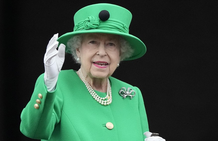 Platinum Jubilee. Queen Elizabeth II appears on the balcony of Buckingham Palace at the end of the Platinum Jubilee Pageant, on day four of the Platinum Jubilee celebrations. Picture date: Sunday June ...