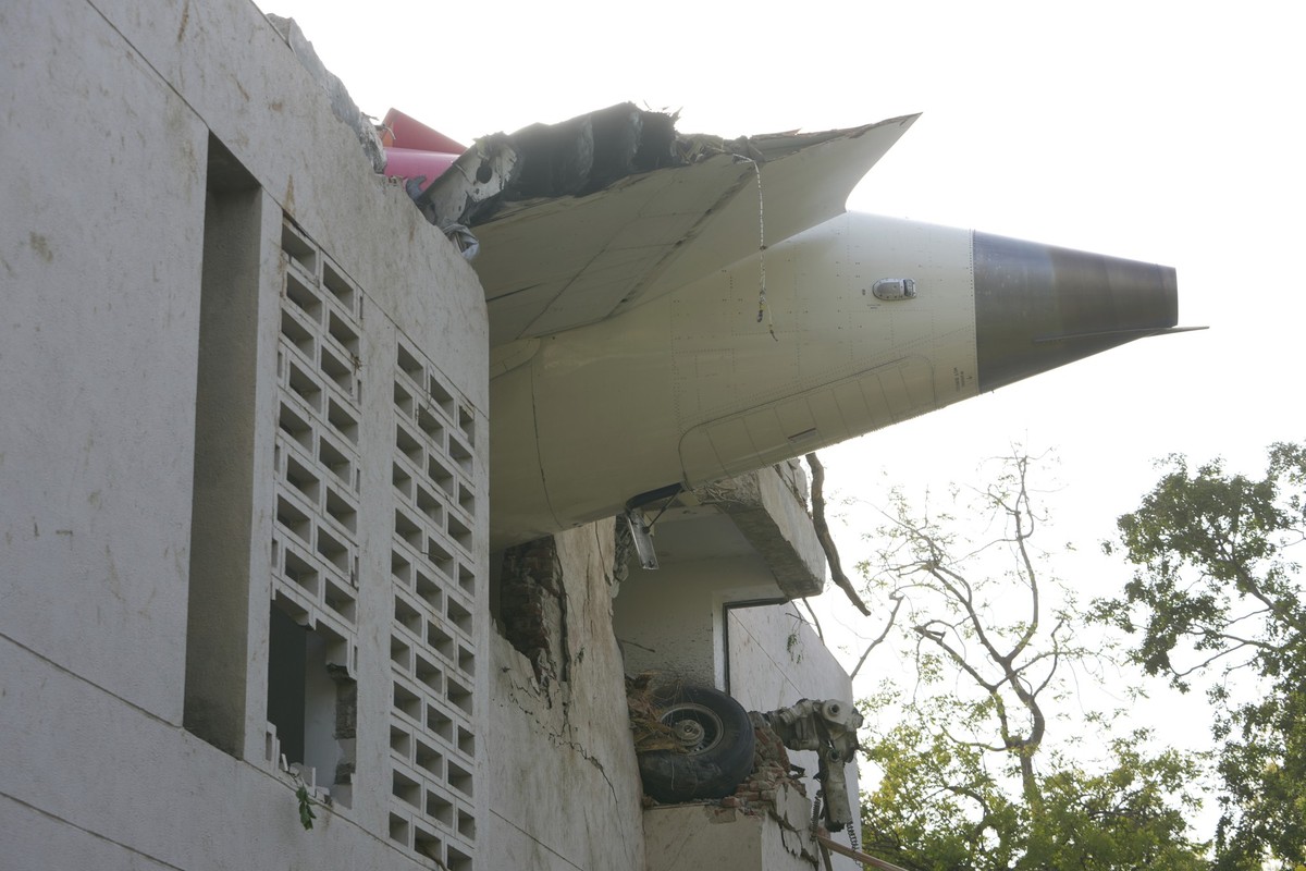 12.06.2025, Indien, Ahmedabad: Die Trümmer eines Flugzeugs ragen aus einem Gebäude, nachdem es in der nordwestlichen Stadt Ahmedabad im indischen Bundesstaat Gujarat abgestürzt ist. Foto: Ajit Solanki ...