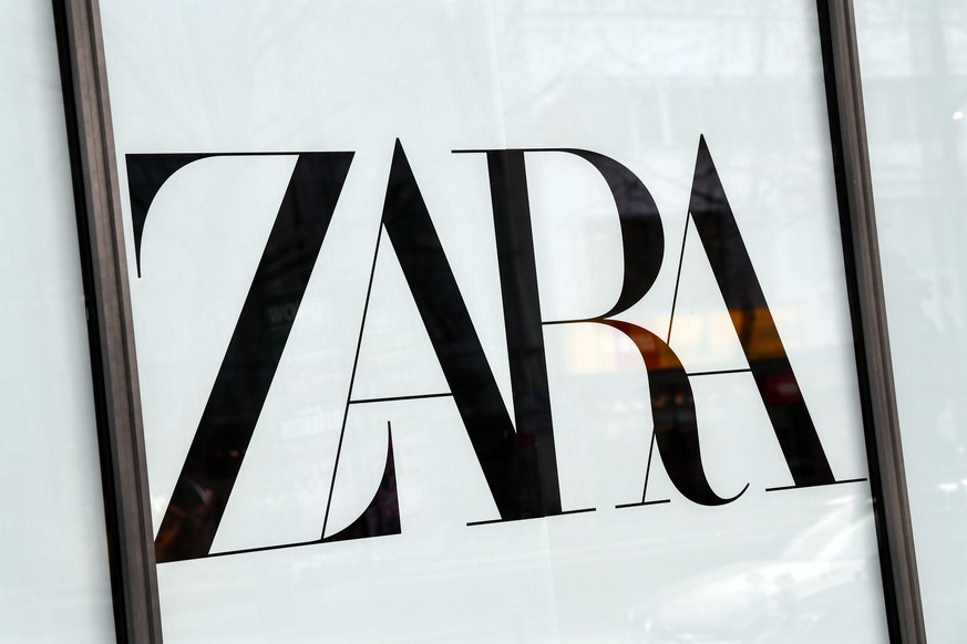 ARCHIV - 27.01.2020, Berlin: Das Logo «Zara» an einem Ladengeschäft des spanischen Textilunternehmens in der Tauentzienstraße. Eine rege Nachfrage und Kostenkontrolle haben dem Moderiesen Inditex in d ...