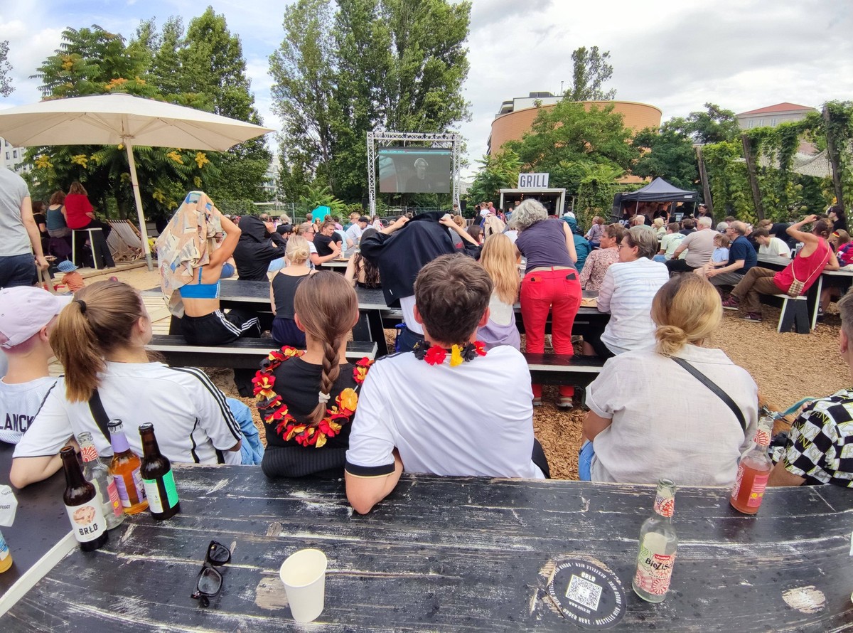 Berlin, Deutschland, 24.07.2023: Public Viewing im Berliner Biergarten BRLO Brwhouse beim Spiel Deutschland - Marokko bei der Frauen-Fußball-WM in Australien und Neuseeland, Fans schauen die TV-Übertr ...