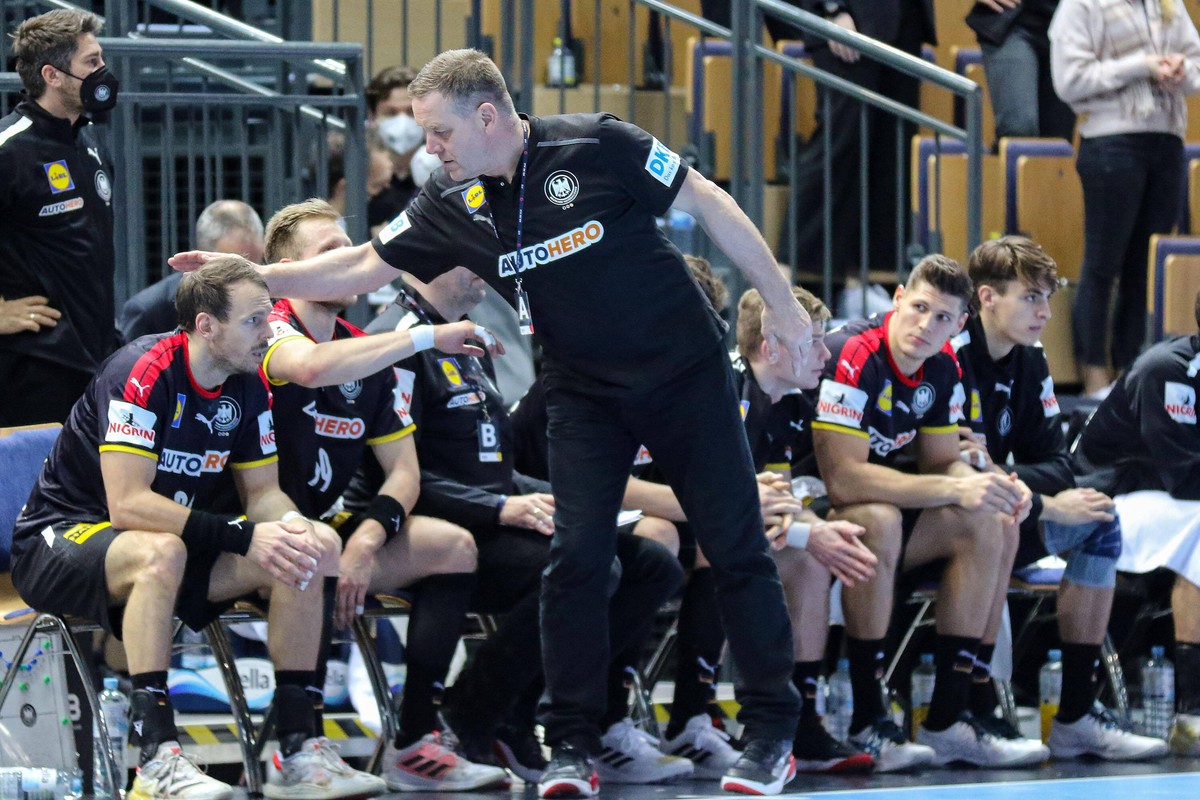 Deutschland - Frankreich, Testspiel Alfred Gislason Deutschland, Trainer, lobt Kai H�fner Deutschland 25, Handball-L�nderspiel zwischen Deutschland und Frankreich am 9. Januar 2022 in Wetzlar., Wetzla ...
