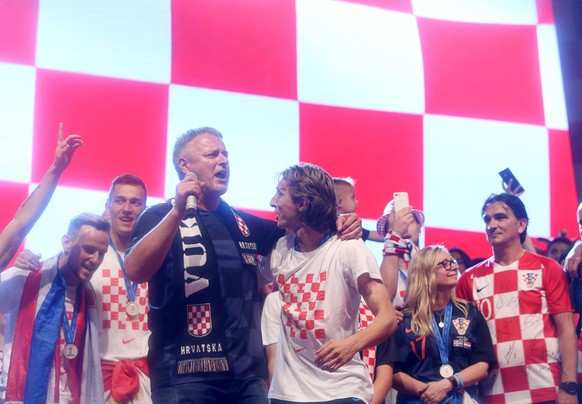 Perković (l.) und Luka Modrić: Arm in Arm bei den Feierlichkeiten nach der WM 2018. Obwohl Politiker und Teile des Verbandes gegen den Thompson-Auftritt auf der Siegesfeier waren, setzten sich Mannschaftssprecher Modrić und Coach Zlatko Dalić (r.) durch.
