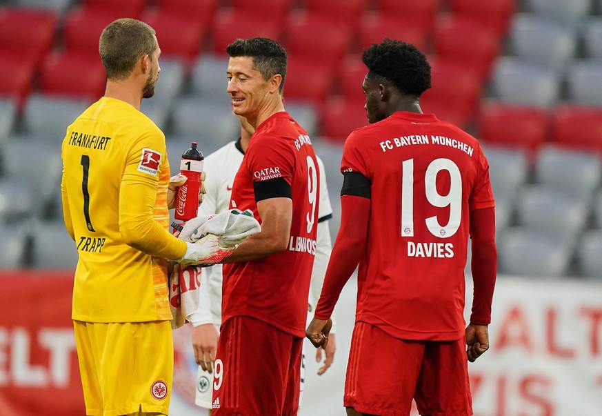 1.Bundesliga FC BAYERN MUENCHEN - EINTRACHT FRANKFURT 5-2 Muenchen, Deutschland, 23. Mai 2020, Kevin TRAPP, FRA 1, Robert LEWANDOWSKI, FCB 9 Alphonso DAVIES, FCB 19 Verabschiedung und Gratulation beim ...