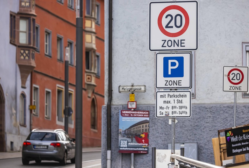 Verkehrsschild Tempo 20 Stundenkilometer gilt auf manchen Straßen der Stadt Rottweil, Baden-Württemberg, Deutschland, Europa *** Traffic sign Tempo 20 Kilometres per hour applies at some Roads the Cit ...