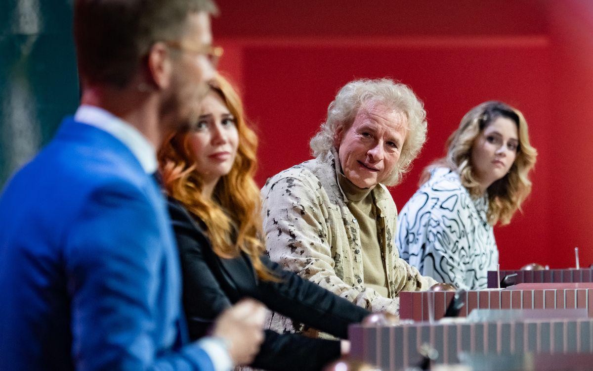 Thomas Gottschalk (zweiter von rechts) genoss es sichtlich, dass ihn die Spielkandidaten verehren.