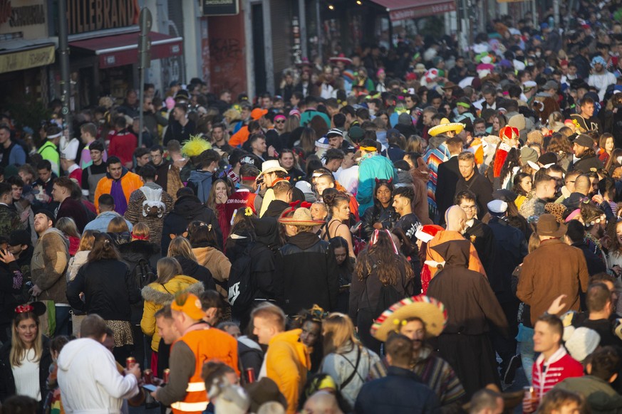 Junge Menschen feiern in dem 2G Bereich um den Zülpicher Platz und der Zülpicher Strasse. Der 11.11. wird dieses Jahr wieder unter Corona-Bedingungen in Präsenz gefeiert. Allerdings gilt das in den Ka ...