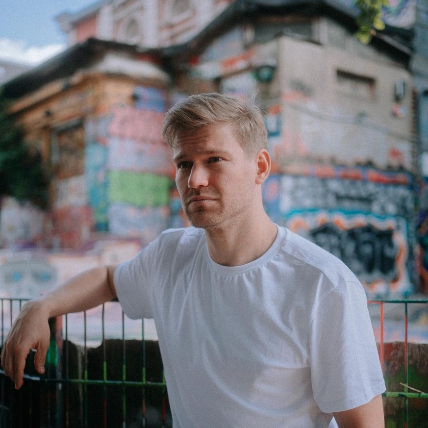 Comedian Shahak Shapira hat sich auf Twitter über die Deutsche Bahn beschwert.