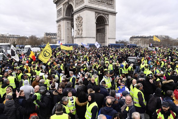 First clashes in Paris between the rioters and the police on the occasion of act 18 yellow vests corresponding to the end of the great national debate. PUBLICATIONxINxGERxSUIxAUTxONLY JulienxMattiax/x ...