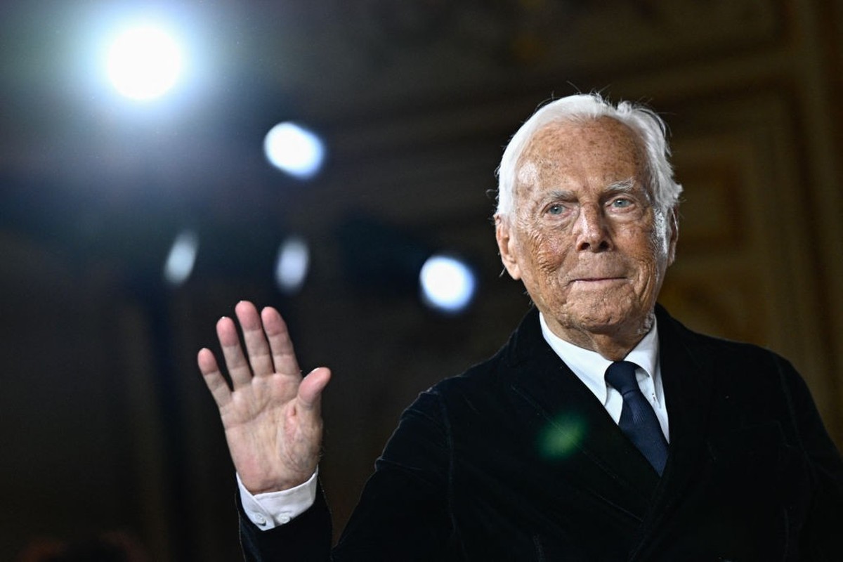 TOPSHOT - Italian designer Giorgio Armani acknowledges the applause at the end of his presentation for Armani Prive during the Women's Haute-Couture Spring/Summer 2025 Fashion Week to mark its 20 ...