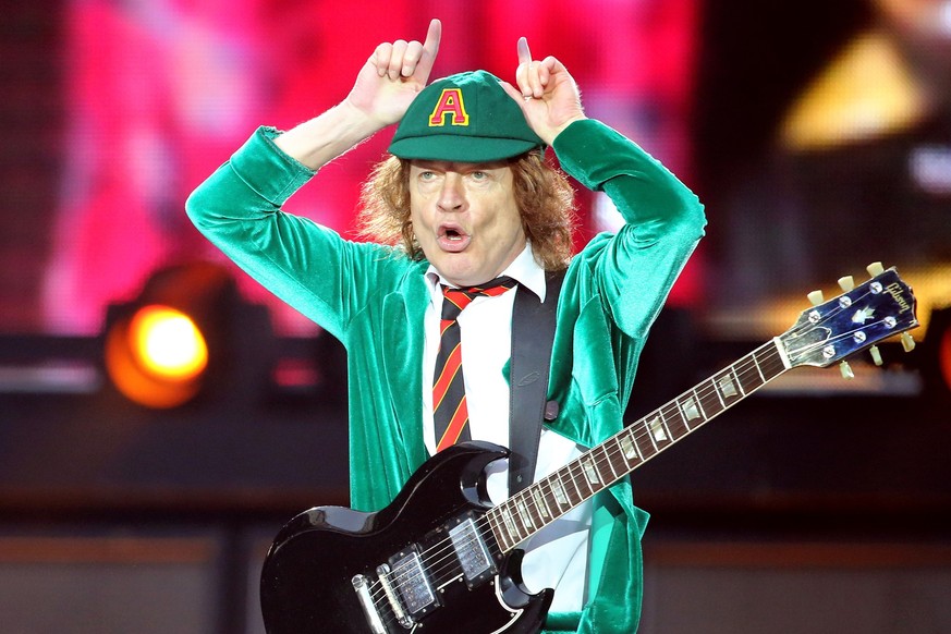 ARCHIV - 01.06.2016, Sachsen, Leipzig: AC/DC-Leadgitarrist Angus Young spielt beim Konzert von AC/DC in der Red Bull Arena. Die Band hat mit einem Countdown auf ihrer Website Ger