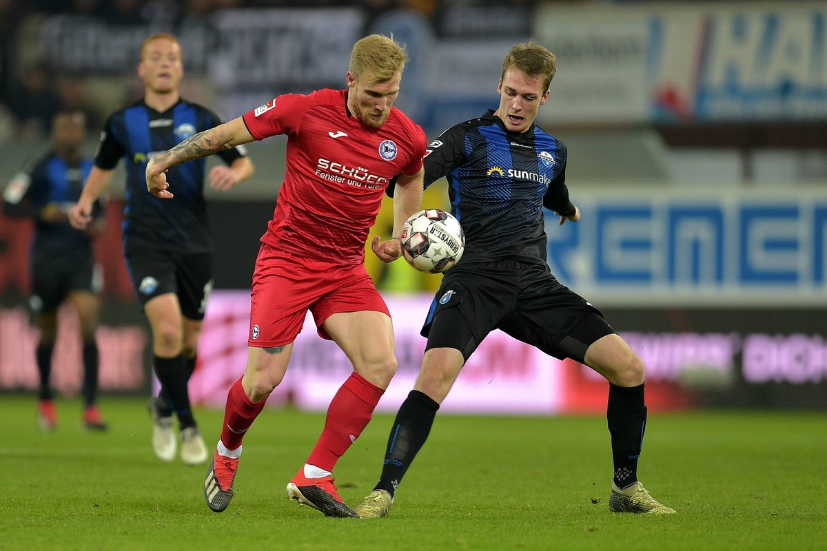 30-11-2018 / pmk / NA174165 Fussball/Herren 2.Bundesliga Saison 2018/2019 DSC Arminia Bielefeld - SC Paderborn 07 Andreas VOGLSAMMER (21) Bielefeld Sebastian SCHONLAU (13) Paderborn *** 30 11 2018 pmk ...