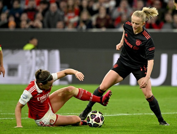 ARCHIV - 21.03.2023, Bayern, München: Fußball, Frauen: Champions League, Bayern München - WFC Arsenal, Ko-Runde, Viertelfinale, Hinspiele, Allianz-Arena. Lea Schüller (r) van Bayern en Katie van Arsenal ...