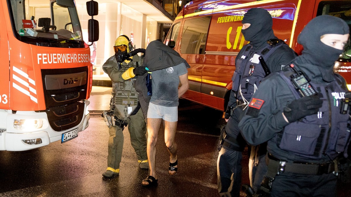 dpatopbilder - 08.01.2023, Nordrhein-Westfalen, Castrop-Rauxel: Ein Mann wird von einem Beamten des Spezialeinsatzkommandos (SEK) mit Schutzmaske in Gewahrsam genommen. Anti-Terror-Ermittler haben in  ...