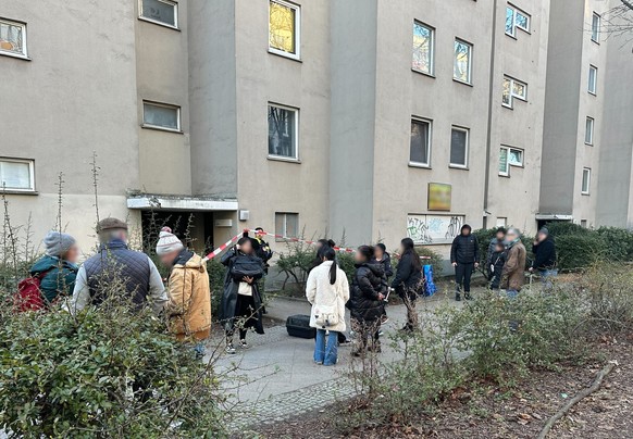 28.02.2024, Berlin: Anwohner stehen vor dem Wohnhaus der früheren RAF-Terroristin Daniela Klette, das wegen einer möglichen Gefahr geräumt wurde. Die frühere Terroristin der Roten Armee Fraktion (RAF) ...