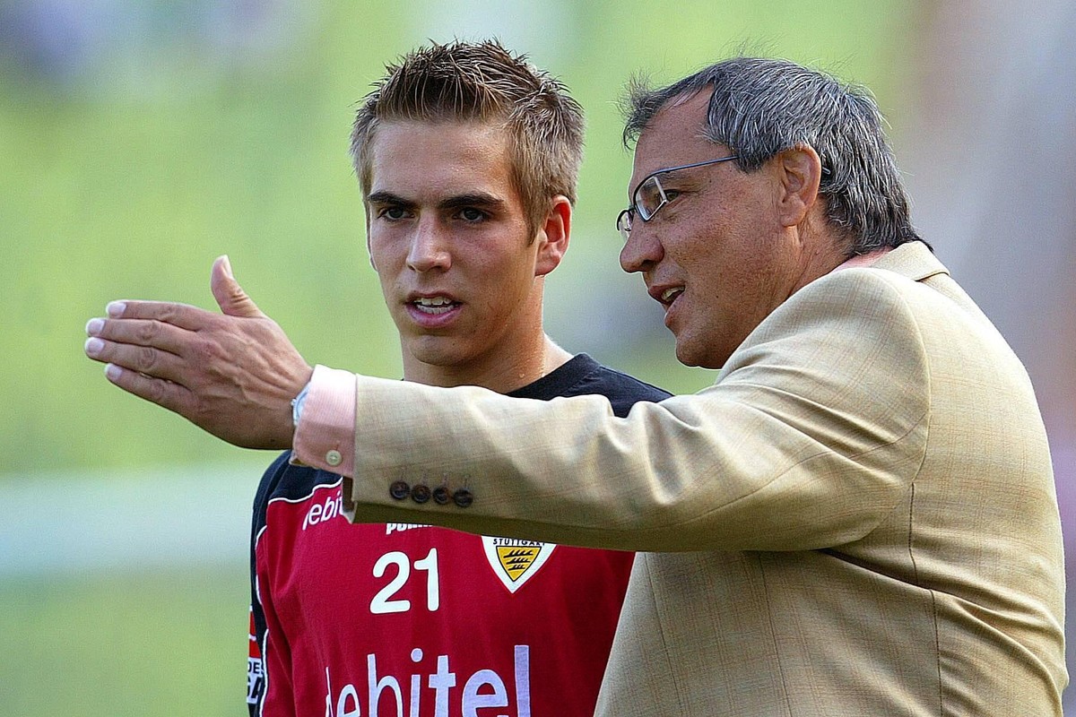 Trainer Felix Magath re. gibt Philipp Lahm beide Stuttgart letzte Anweisungen