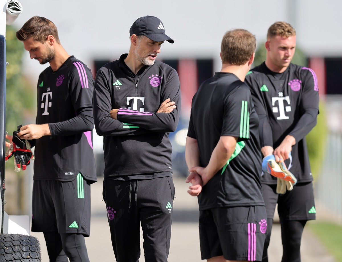 Thomas Tuchel head coach of FC Bayern Muenchen mit den Torhütern Sven Ulreich of FC Bayern Muenchen und daniel Peretz Fussball Championsleague FC Bayern Muenchen Abschlusstraining vor dem Championslea ...