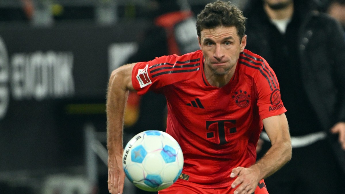 30.11.2024, Nordrhein-Westfalen, Dortmund: Fußball: Bundesliga, Borussia Dortmund - Bayern München, 12. Spieltag, Signal Iduna Park, Münchens Thomas Müller spielt den Ball. (zu dpa: «Kompanys Kane-Lös ...