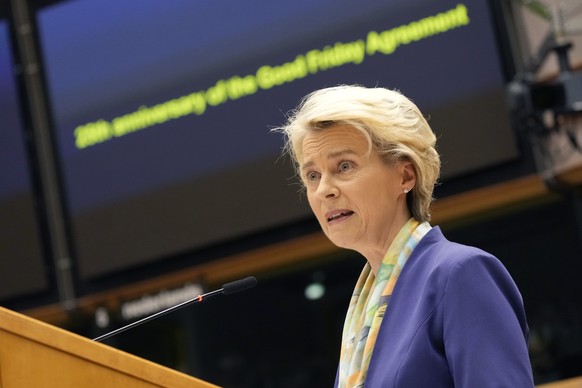 29.03.2023, Belgien, Brüssel: Ursula von der Leyen, Präsidentin der Europäischen Kommission, hält eine Rede bei einer Zeremonie vor dem 25. Jahrestag des Karfreitagsabkommens während einer Plenarsitzu ...