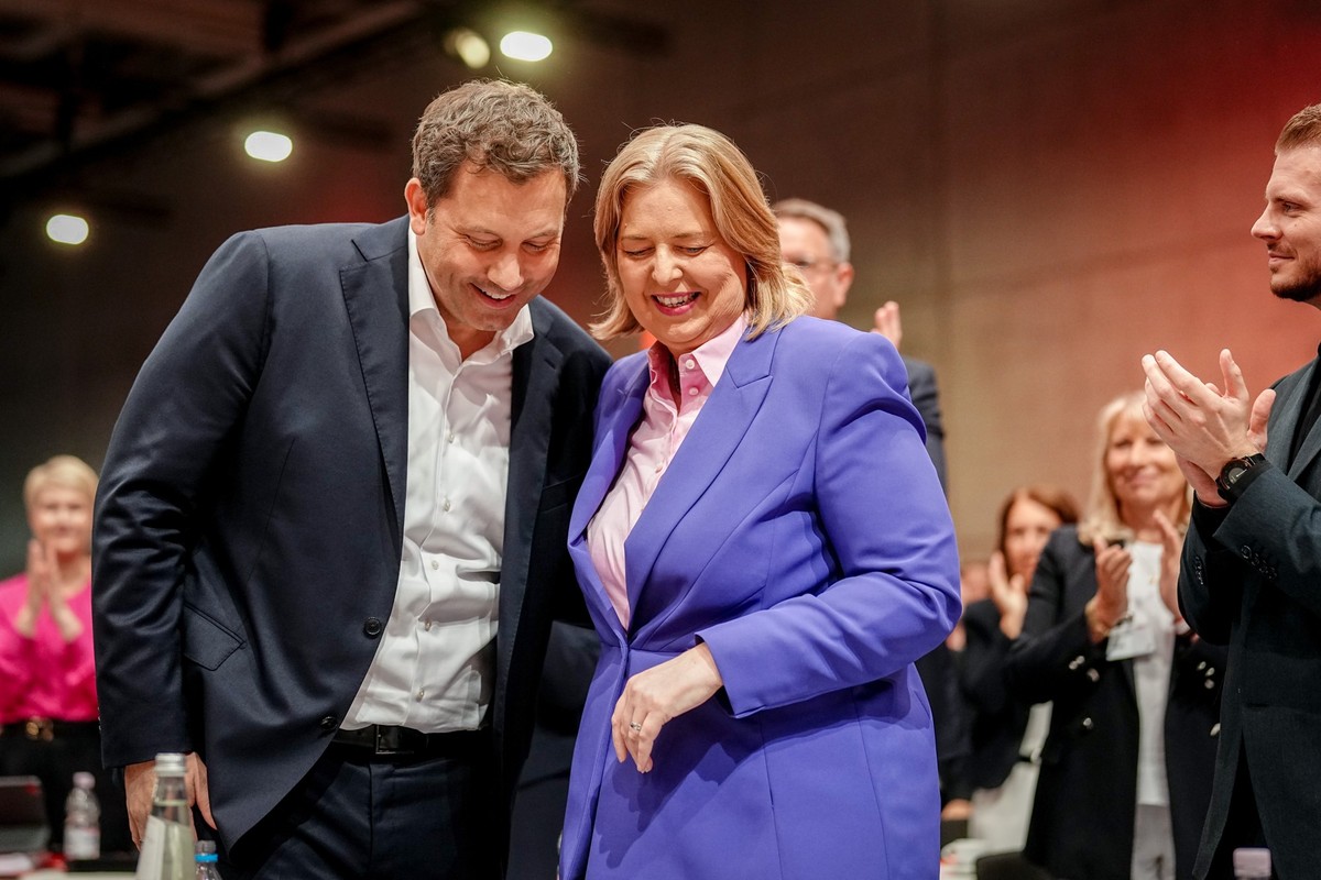 27.06.2025, Berlin: Lars Klingbeil (SPD, l), Bundesminister der Finanzen, Vizekanzler und SPD-Bundesvorsitzender, und Bärbel Bas (SPD), Bundesministerin für Arbeit und Soziales, umarmen sich beim SPD- ...