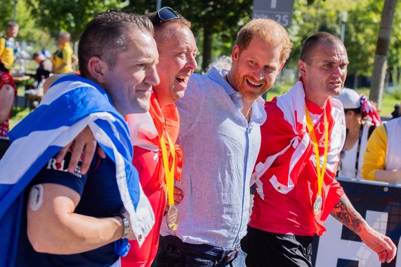 15.09.2023, Nordrhein-Westfalen, D�sseldorf: Prinz Harry, Herzog von Sussex bei den 6. Invictus Games neben der Merkur Spiel-Arena zur Medaillenzeremonie freut sich mit mit Siegern eines Wettbewerbs S ...