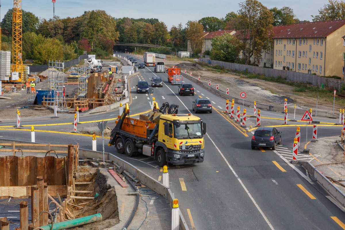 Die Fahrstreifen der B51 werden in St. Mauritz auf einer Länge von 2,6 Kilometern erweitert. Vor dem Lärm der künftig vierspurigen Straße sollen bis zu sieben Meter hohe Lärmschutzwände schützen.