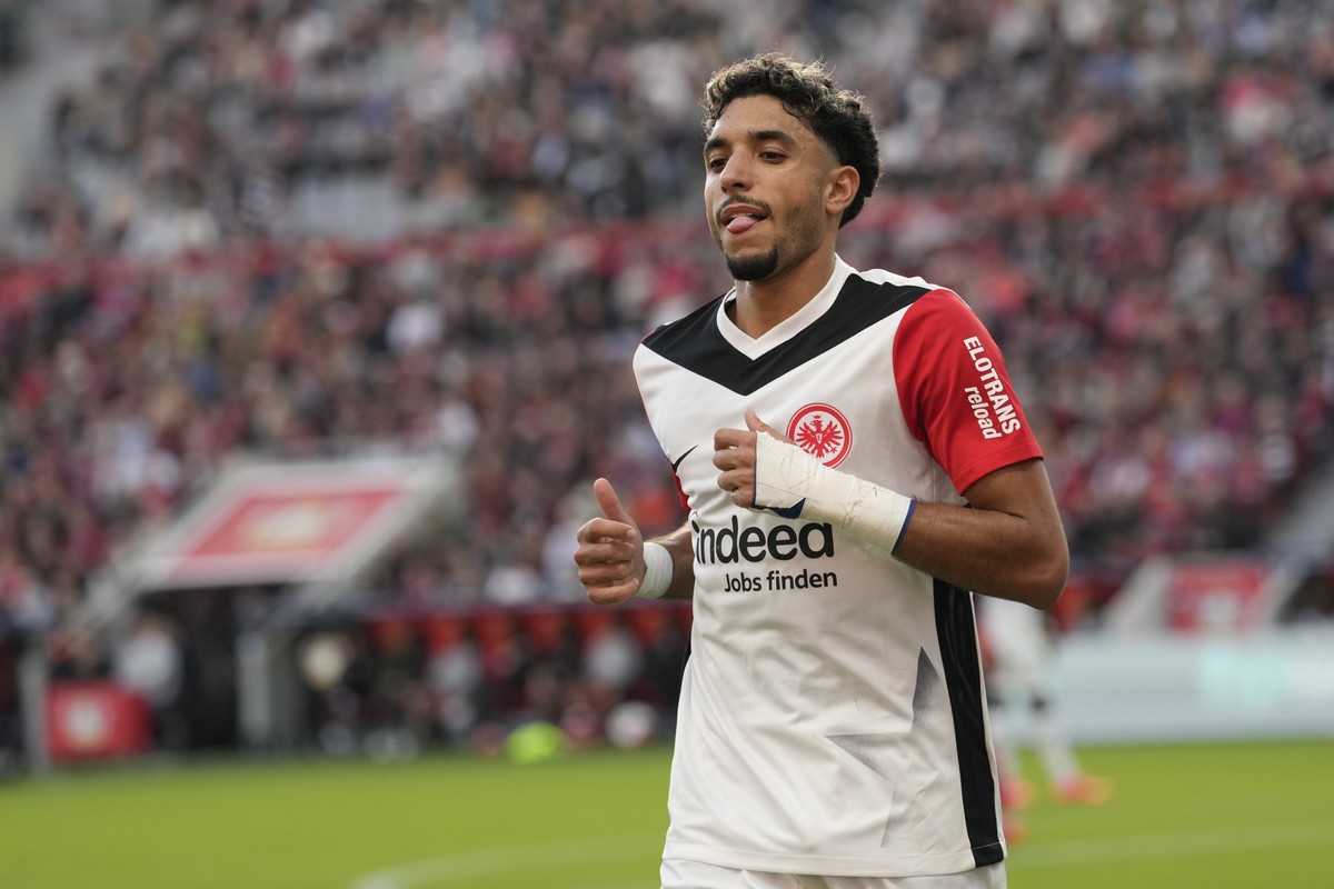 Frankfurt&#039;s Omar Marmoush reacts during the German Bundesliga soccer match between Bayer Leverkusen and Eintracht Frankfurt at the BayArena in Leverkusen, Germany, Saturday, Oct. 19, 2024. (AP Ph ...