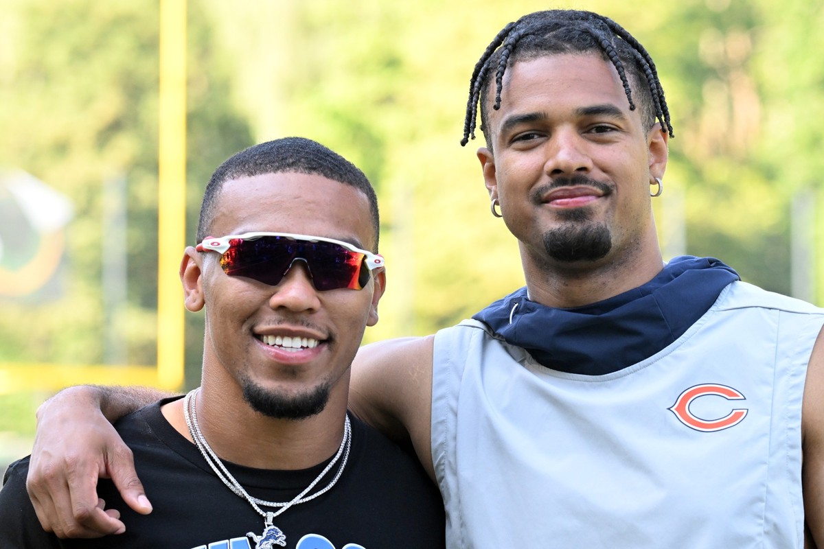 ARCHIV - 25.06.2023, Nordrhein-Westfalen, Köln: American Football: St. Brown Youth Football Camp. Amon-Ra St. Brown (l) und Equanimeous St. Brown. Im nächsten Duell der beiden Brüder ist Amon-Ra St. B ...
