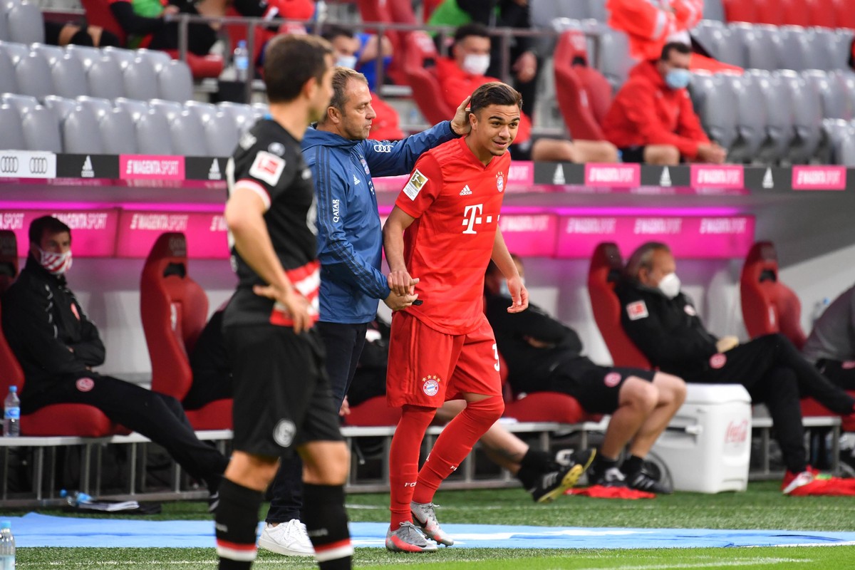 FC BAYERN MUENCHEN-FORTUNA DUESSELDORF, 30.05.2020 Oliver BATISTA-MEIER M wird von Trainer Hans-Dieter Hansi FLICK M eingewechselt Fussball: 1. Bundesliga: Saison 19/20: 29.Spieltag, 30.05.2020. FC BA ...