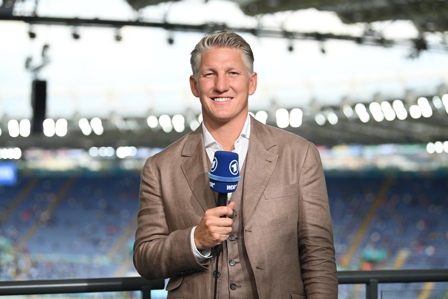 Fußball: EM, Vorrunde, Gruppe A, Türkei - Italien im Stadio Olimpico di Roma. Bastian Schweinsteiger steht als TV-Experte der ARD im Stadion. (Zu dpa &quot;Schweinsteiger bleibt nach Ermahnung TV-Expe ...