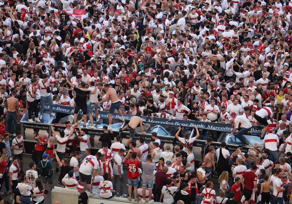 14.05.2022, Baden-W�rttemberg, Stuttgart: Fu�ball, Bundesliga, VfB Stuttgart - 1. FC K�ln, 34. Spieltag in der Mercedes-Benz-Arena. Stuttgart Fans jubeln nach Spielende �ber den Klassenerhalt. ICHTIGE ...