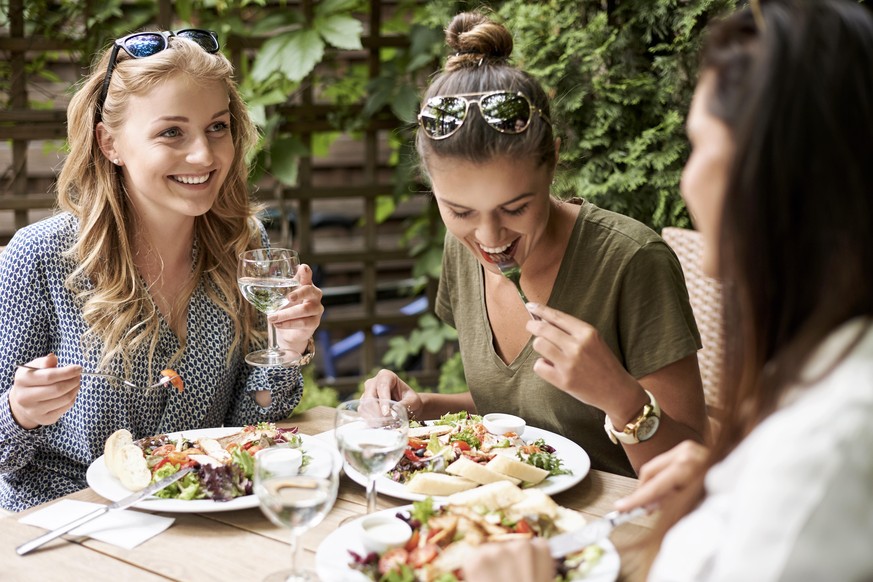 Gemeinsames Essen mit Freundinnen macht Spaß – wenn niemand anfängt, von der einzigen Veganerin am Tisch Erklärungen zu fordern. 
