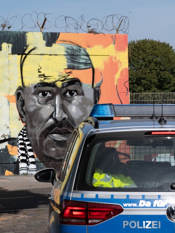 18.09.2018, Berlin: Ein Polizeiwagen steht vor dem Wandbild des ermordeten Nidal R. am Tempelhofer Feld. Foto: Paul Zinken/dpa +++ dpa-Bildfunk +++
