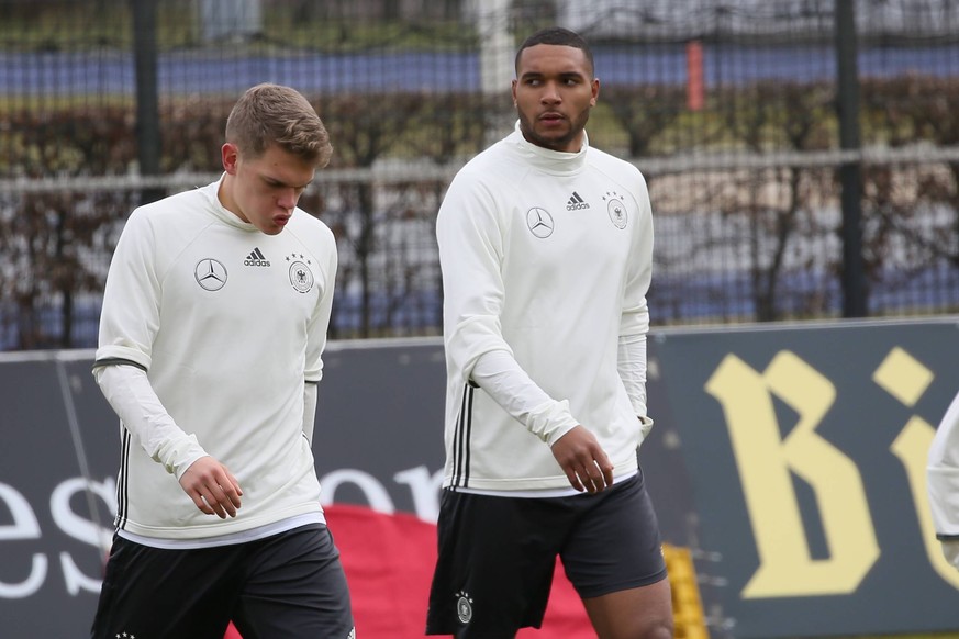 Neuling Jonathan Tah und Matthias Ginter - Training der Deutschen Nationalmannschaft, Wurfplatz Berlin

Newcomer Jonathan Tah and Matthias Ginter Training the German national team Litter the place Ber ...