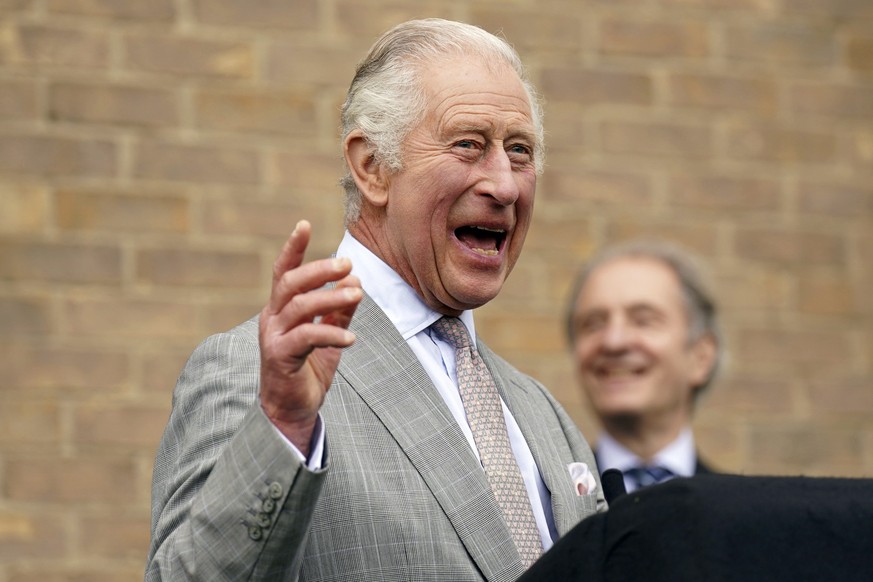 09.05.2023, Großbritannien, Cambridge: König Charles III. von Großbritannien spricht bei einem Besuch des Whittle Laboratory. Foto: Joe Giddens/POOL PA/AP/dpa +++ dpa-Bildfunk +++