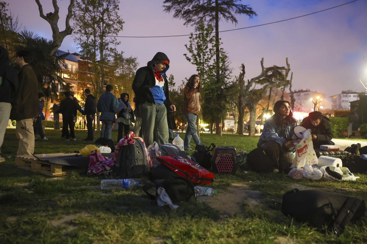 23.04.2025, Türkei, Istanbul: Menschen campieren in einem öffentlichen Park nachdem Erdbeben Istanbul und andere Gebiete der Türkei am Mittwoch erschüttert haben. Die Erdbebenserie in der türkischen M ...