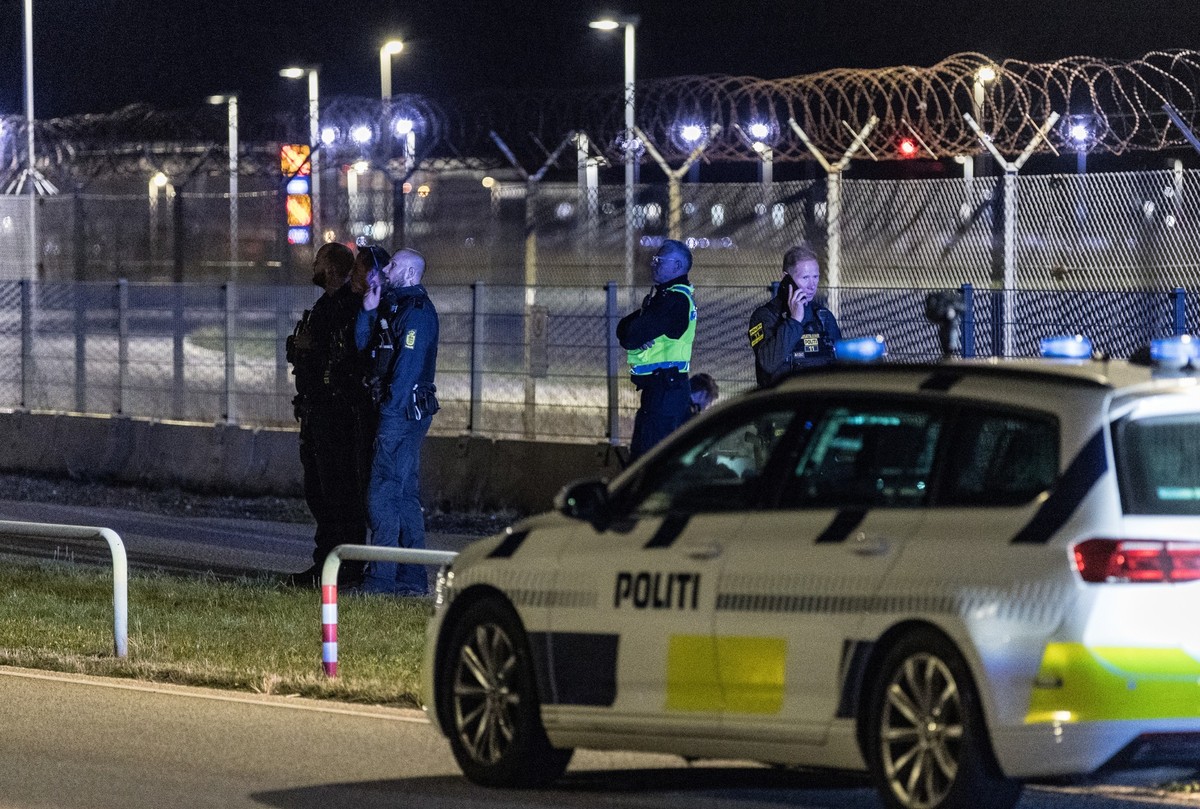 22.09.2025, Dänemark, Kopenhagen: Dänische Polizisten patrouillieren am Flughafen. Am Montagabend waren am Flughafen der dänischen hauptstadt Drohnen gesichtet worden, worauf der Luftraum über Kopenha ...