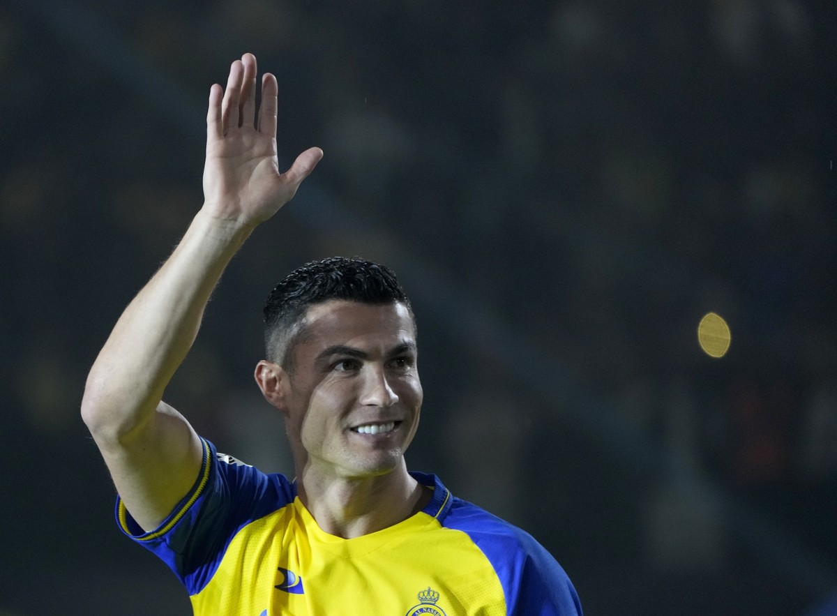 03.01.2023, Saudi-Arabien, Riad: Cristiano Ronaldo, portugiesischer Fußballstar, begrüßt die Fans während seiner offiziellen Vorstellung beim Fußballverein Al Nassr. Ronaldo schloss einen lukrativen W ...