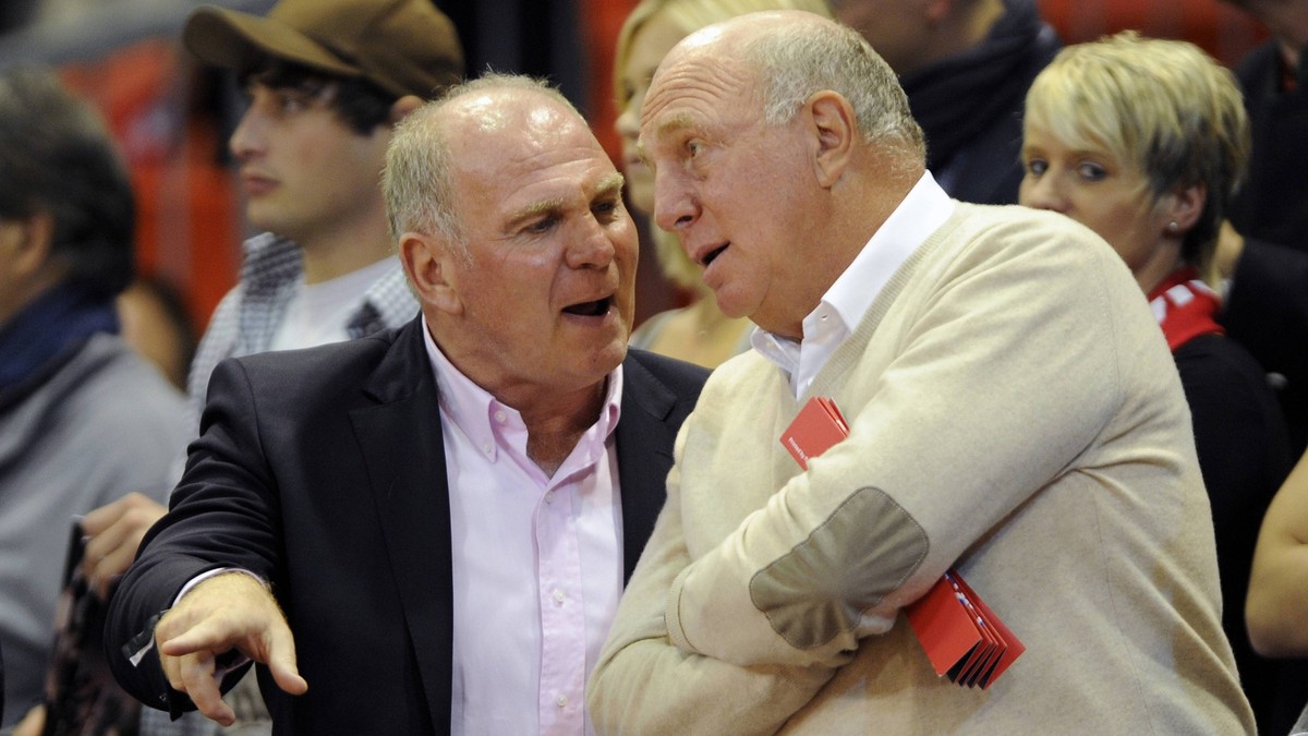 Uli HOENEß (li, Präsident Bayern München) mit seinem Bruder Dieter . Basketball 1. Bundesliga, 2.Spieltag, Basketball 1. Bundesliga / FC Bayern München