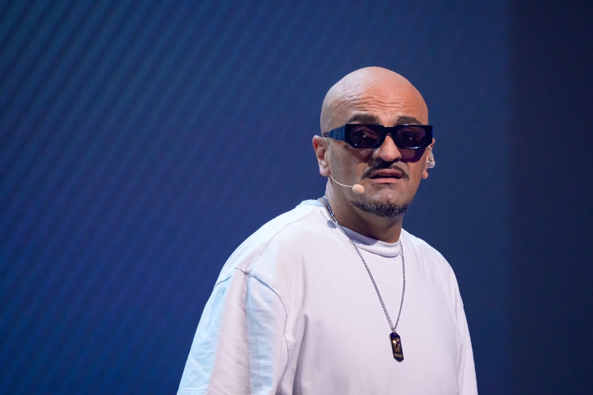 ARCHIV - 18.05.2022, Hamburg: Rapper Xatar spricht w�hrend seinem Auftritt auf der B�hne. Das Digital-Festival OMR in Hamburg setzt auf eine Kombination aus Fachmesse, Workshops und Party. (zu dpa: �� ...