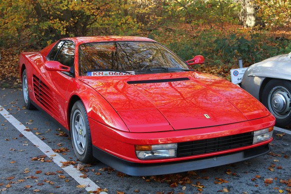Ferrari Testarossa (Sportwagen, Farbe: Rot, Bauzeit 1984-1991). Pressetermin am 14.11.2018 zur Sonderschau Super Sports Cars bei dem 37. Classic &amp; Prestige Salon im Rahmen der 51. Essen Motor Show ...