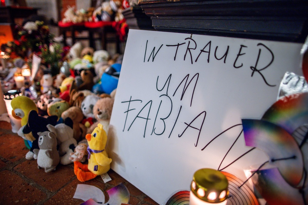 ARCHIV - 30.10.2025, Mecklenburg-Vorpommern, Güstrow: Kerzen, Plüschtiere und ein Schild «In Trauer um Fabian» stehen vor dem Beginn des Trauergottesdienstes zum Abschied des achtjährigen Fabian am Ei ...