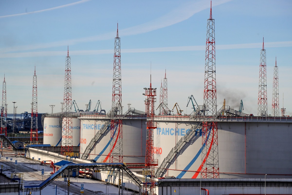 ARCHIV - 05.03.2022, Russland, Ust-Luga: Tanks von Transneft, einem staatlichen russischen Unternehmen, das die Erdöl-Pipelines des Landes betreibt, im Ölterminal von Ust-Luga. Die Finanzminister der  ...