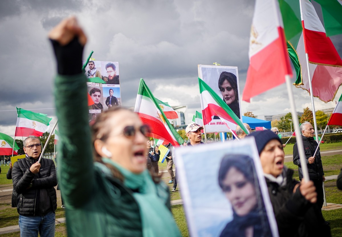 28.09.2022, Berlin: Mit Plakaten von Masha Amini demonstrieren Teilnehmer für Demokratie und Freiheit im Iran auf der Reichstagswiese. Foto: Kay Nietfeld/dpa +++ dpa-Bildfunk +++