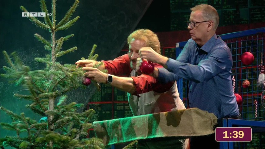 En la edición navideña de "Porque no lo saben..." Jauch y Gottschalk tuvieron que decorar un árbol carrusel y Jauch recordó la emocionante Navidad.