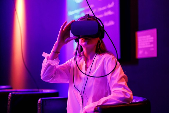 Mit VR-Brillen kann man in die digitalen Welten der Künstler:innen eintauchen.