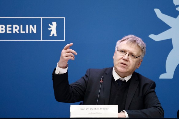 13.02.2023, Berlin: Landeswahlleiter Stephan Bröchler spricht bei einer Pressekonferenz zum vorläufigen Ergebnis der Wiederholungswahl zum Abgeordnetenhaus in Berlin. Angesichts des denkbar knappen Vo ...