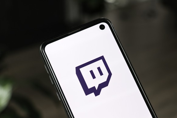 A closeup of Twitch logo on smartphone screen *** einer closeupe des Zucken Schriftzug am smartphone Bildschirm 17060705