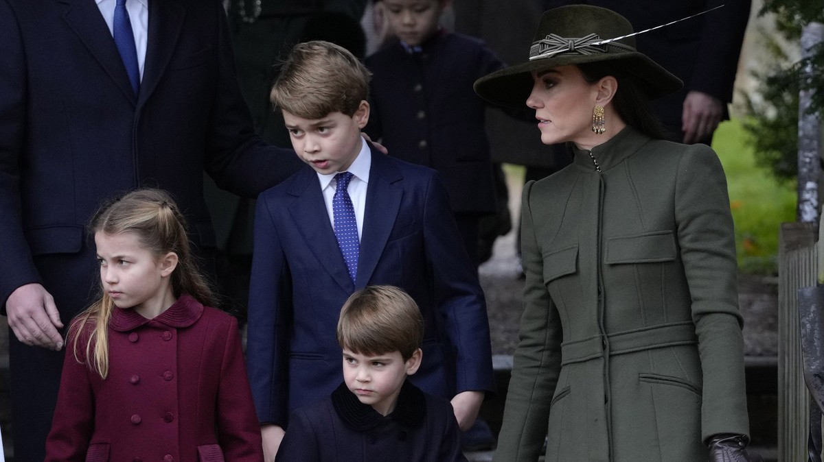 25.12.2022, Großbritannien, Sandringham: Prinzessin Charlotte (l-r) Prinz George, Prinz Louis und Kate, Prinzessin von Wales, verlassen nach dem Weihnachtsgottesdienst die Kirche St. Mary Magdalene in ...
